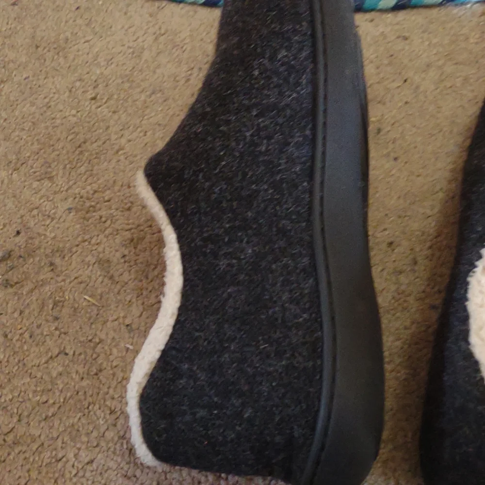 Slippers - Picture 2 of 4